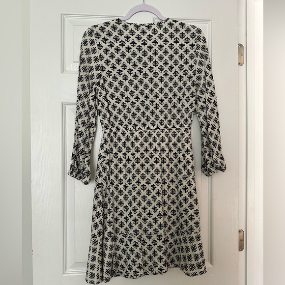 Old Navy Black and Cream Long Sleeved Dress - Picture 3 of 3